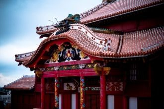 Сегодня дворец гостеприимно распахивает 