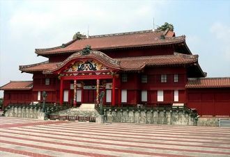 Долгая история замка Сюри восходит к дав