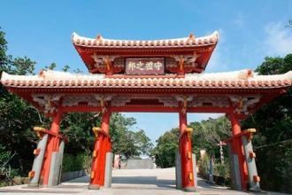 Замок Сюри, ворота.