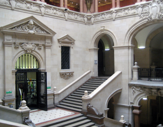 Сегодня любоваться дворцом как снаружи, 