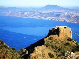 Форт Санта-Круз представляет собой замкн