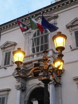 В Квиринальском дворце работает более ты