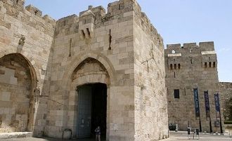 В 1898 году их расширили для проезда кар