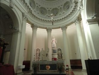 Главный алтарь базилики украшает мраморн