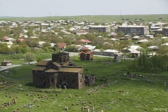Посредине северной, восточной и южных ст