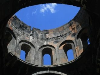 В западном фасаде храма сохранились так 