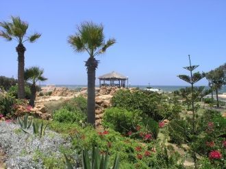 Парк украшен великолепными статуями в гр