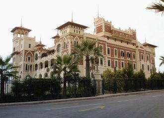 Территория вмещает в себя огромный парк,