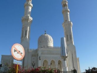 Само строение выполнено из белоснежного 