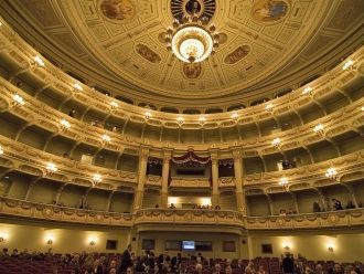 Первое здание оперы было построено в 183