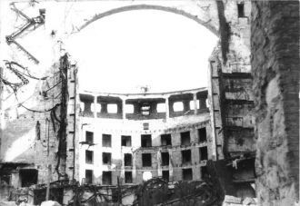 Разрушенное здание Земпероперы во время 