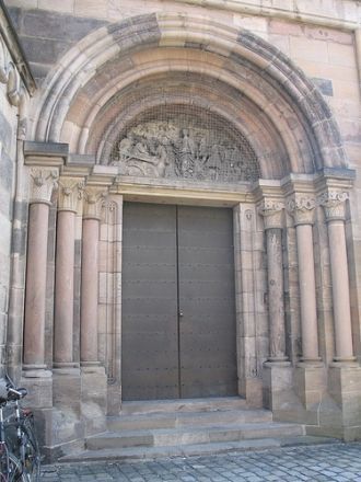 Вход в Церковь Святого Себальда (Нюрнбер