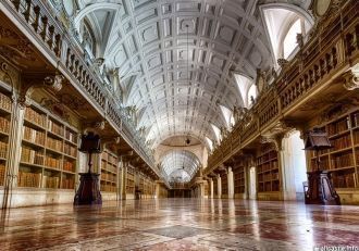 Монастырскую библиотеку дворца Мафры мож