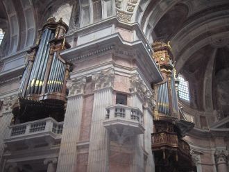 В церкви установлены шесть огромных орга