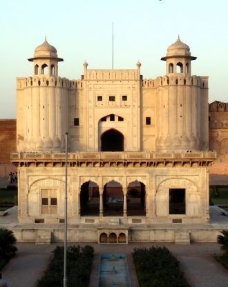 В основе сооружения лежит правильная тра