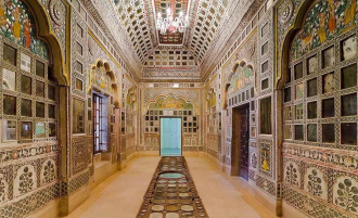 Внутрь крепостных стен ведут роскошные п