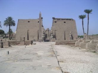 Возле входа в Луксорский храм в Египте р