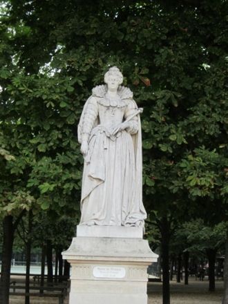 Памятник Марии Медичи, равно как и други