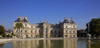 Центральный фонтан сада огибал пандус в 