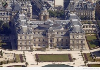 Дворец, фасад которого выходит на улицу 