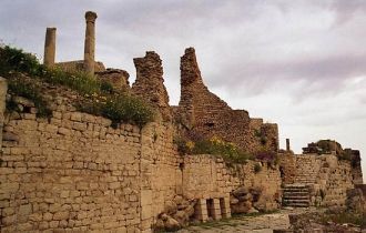 Дугга, древние развалины стен города.