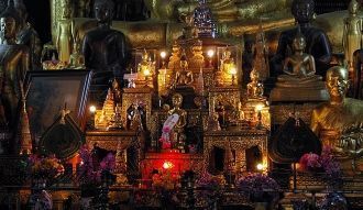 В храме Ват Сиенг Тхонг.