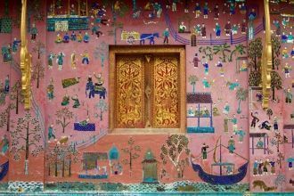 Стены храма Ват Сиенг Тхонг.