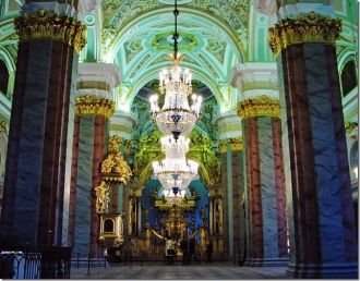 Лепной декор выполнили И. Росси и А. Ква