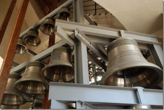 На колокольне собора Петра и Павла устан