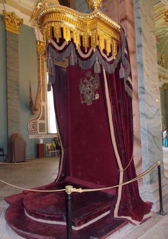 Симметрично кафедре находится царское ме