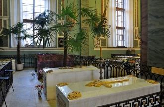 В 1908–1915 годах в усыпальнице состояло