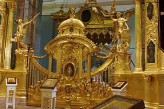 Перед алтарем установлена кафедра для пр