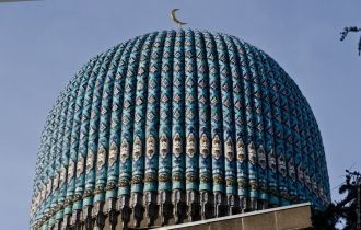 Храм увенчан поднятым на цилиндрическом 