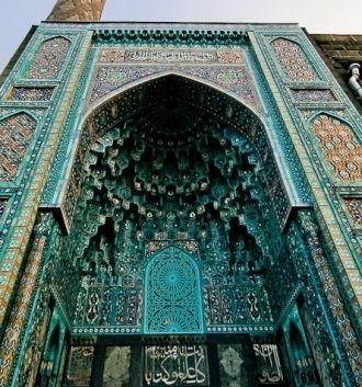 Главный вход, находится со стороны Камен