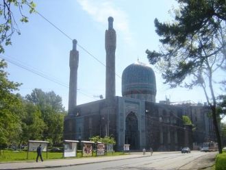 В архитектурном решении здания,  по есте