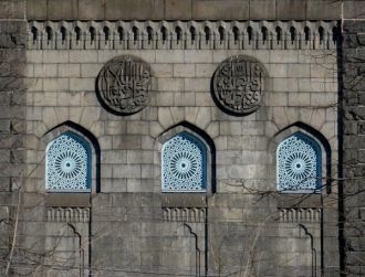 Стены Мечети  облицованы гранитом, что п