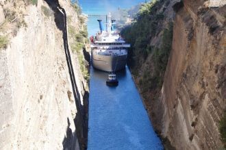 Канал отделяет Пелопонесский полуостров 