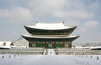 Дворец Кёнбоккун зимой, покрытый снегом.