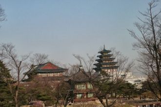Вид из дворца Кёнбоккун в Сеуле.