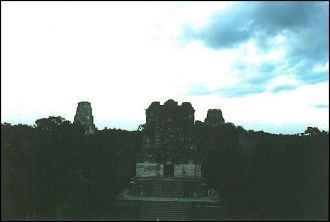 Сумерки в Тикале. Вид из Храма I на верх