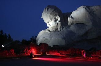 Монумент “Мужество” ночью