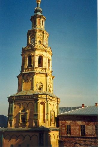 Фасады колокольни в сравнении с собором 