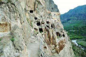 В конце XIII века после землетрясения в 