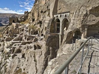 Высеченный в скале, он играл роль крепос