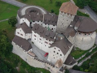 Донжон замка, стоящий на фундаменте площ