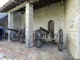 Артиллерийские орудия.