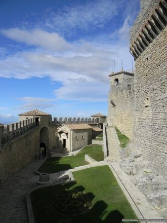 Внутренние, самые древние стены, имеют п