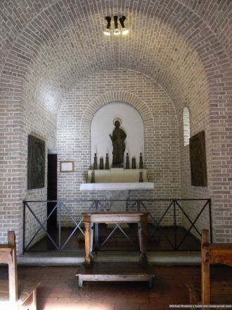 Небольшой алтарь, установленный в южной 