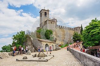 На большом внутреннем дворе можно увидет