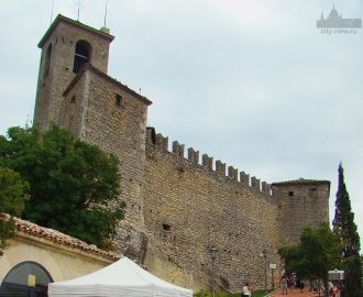 Внутренние стены, украшенные зубцами и у